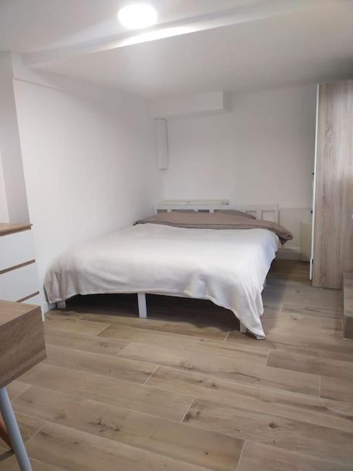 2 Piece Avec Terrasse Ensoleille Appartement Suresnes Buitenkant foto