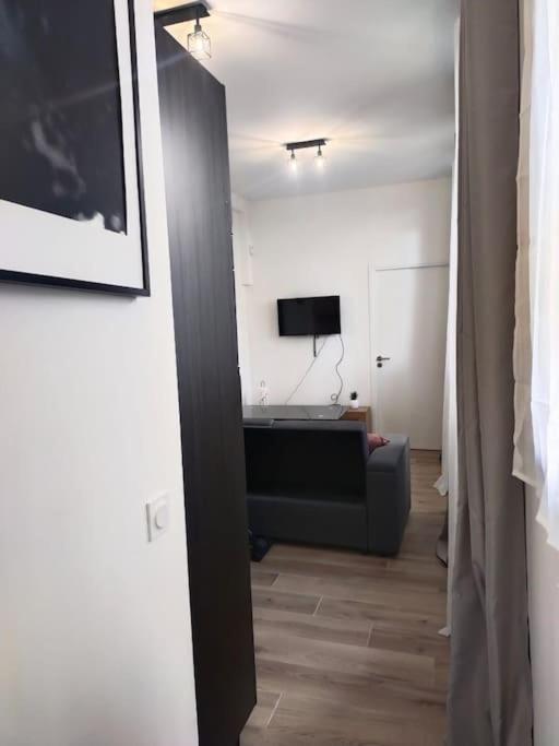 2 Piece Avec Terrasse Ensoleille Appartement Suresnes Buitenkant foto