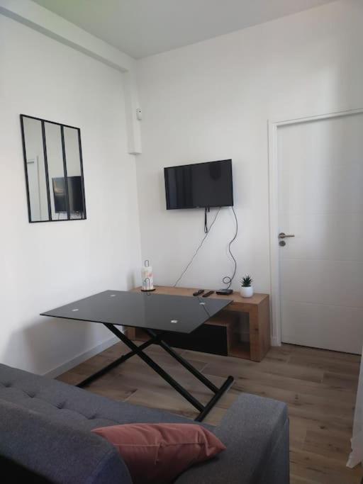 2 Piece Avec Terrasse Ensoleille Appartement Suresnes Buitenkant foto